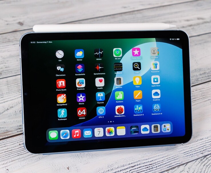Front view of an iPad mini with the Apple Pencil resting on top, showing the home screen while placed on a wooden surface. (Image source: Notebookcheck)