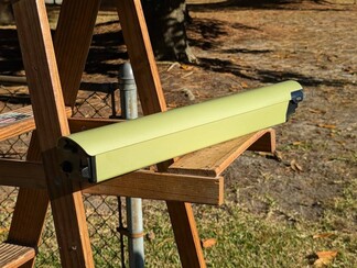 Battery pack fully wrapped in an identical "Avocado Green" aluminum.  (Image Source: Stephen Pereyra / Notebookcheck)