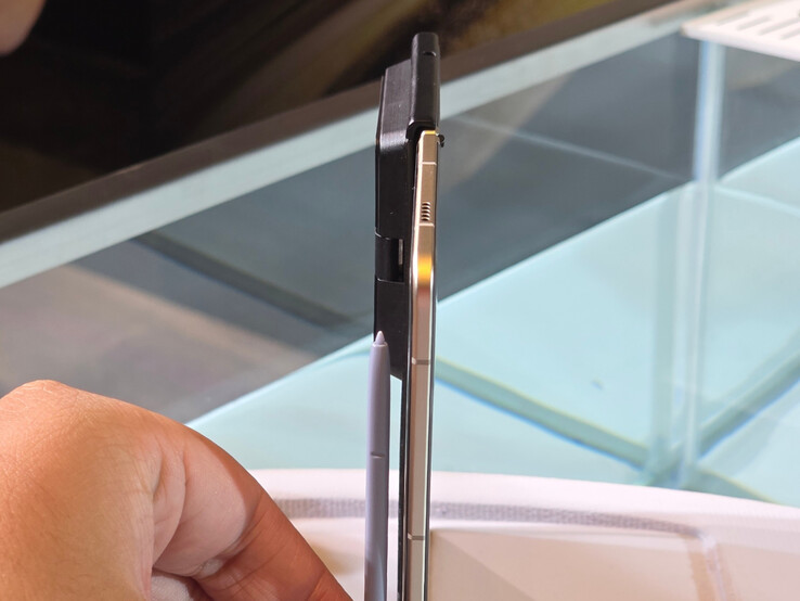 The Honor Magic V5 next to a Samsung S Pen. (Image source: Weibo)