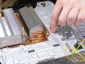 The bottom memory (location pointed by finger) is not in contact with the huge PS5 heatsink. (Image source: Gamers Nexus)