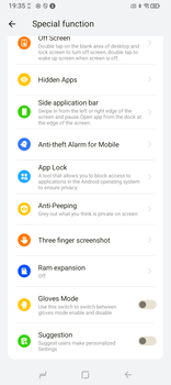A wealth of extra features. (Image source: Sergey Tarasov - Notebookcheck)