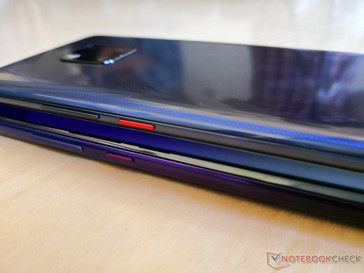 Same Red Power button and volume rocker buttons on both the Mate 20 Pro and Mate 20