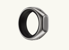 The Stream Ring is worn on user's index fingers, and is water resistant to both rain and hand washing. (Image Source : Sandbar)