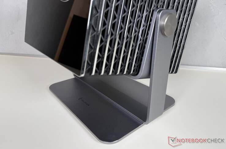 The optionally available gimbal table stand enables particularly easy alignment