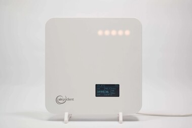 The air quality meter comes with colored LEDs and a display. (Image source: Airgradient)