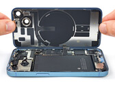 The iPhone 14 can be opened up from either side, unlike older models. (Image source iFixit)