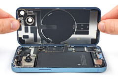 The iPhone 14 can be opened up from either side, unlike older models. (Image source iFixit)