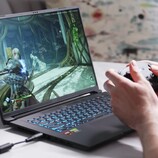 The Gigabyte Aero X16 weighs only 1.96 kg (4.34 lbs.) and is only 16.7-19.9 mm thin. (Image source: NotebookcheckReviews on YouTube)