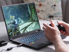 The Gigabyte Aero X16 weighs only 1.96 kg (4.34 lbs.) and is only 16.7-19.9 mm thin. (Image source: NotebookcheckReviews on YouTube)