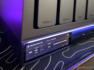 The built-in display of the NAS