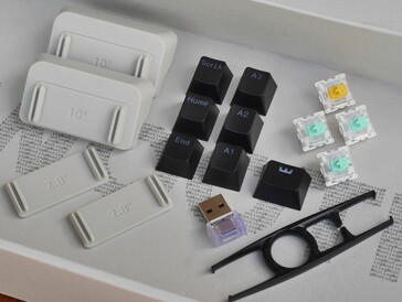 The Wooting 80HE comes with a selection of quality accessories and spare parts. (Image source: Julian van der Merwe / Notebookcheck)