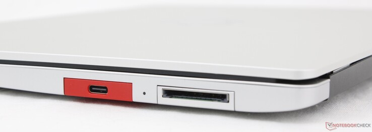 Right: 2x USB-C 4.0