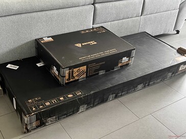The MAGNUS Pro XL is shipped in two boxes.
