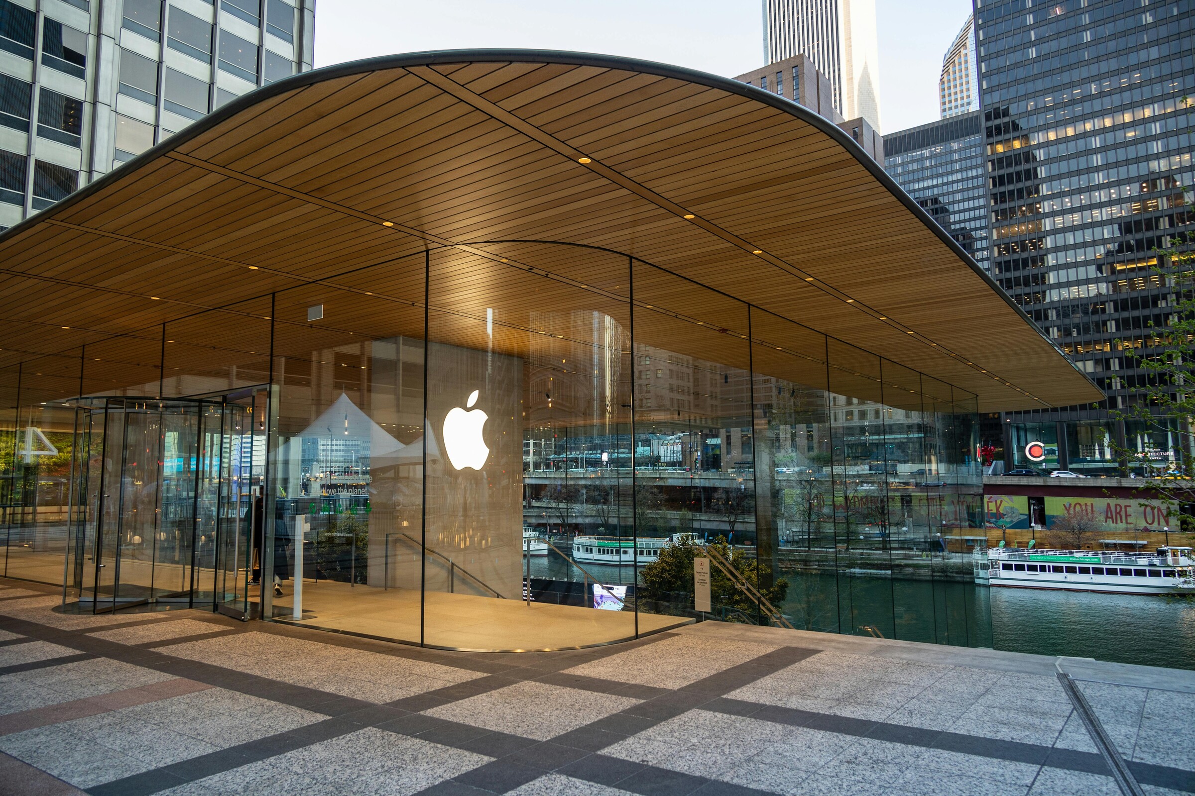 Apple ถูกผู้ถือหุ้นฟ้องอ้างถูกหลอกเรื่อง Apple Intelligence 2 apple-intelligence-sued