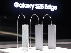 Galaxy S25 Edge (left) placed alongside Galaxy S24 Ultra and Galaxy S23 Ultra dummy units at the January Galaxy Unpacked 2025 event. (Image source: Fnnews)