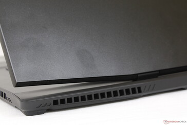 Smooth matte aluminum alloy from top to bottom. Its color and finish are similar to the Blade 17