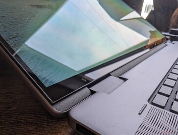 Edge-to-edge glass touchscreen