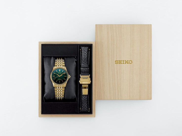 Seiko Presage Classic x Tradman’s Bonsai watch and additional black leather strap displayed inside a wooden presentation box.