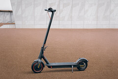 The Xiaomi Electric Scooter 4 Pro is actually manufactured by Segway-Ninebot, Mi Electric Scooter Pro pictured. (Image source: Xiaomi)