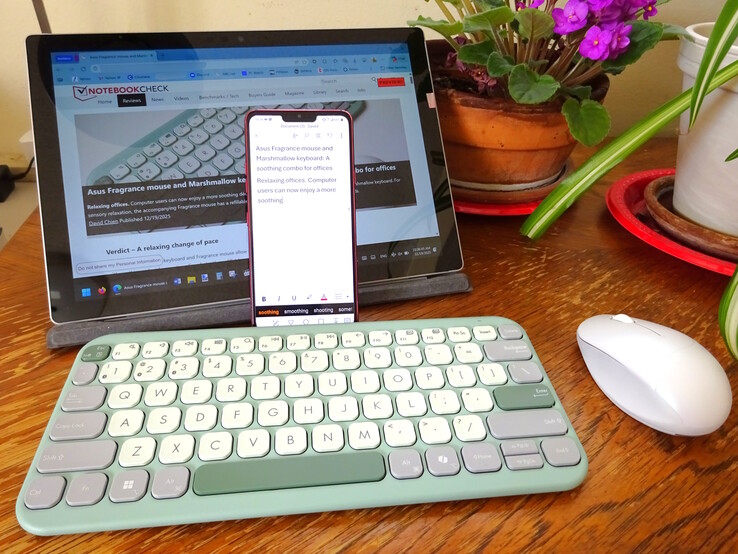 The Asus Marshmallow keyboard and Fragrance mouse can turn smartphones into mobile offices. (Image source: Notebookcheck)