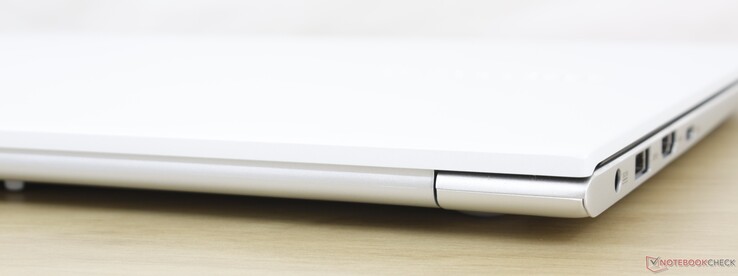 Rear: No connectivity