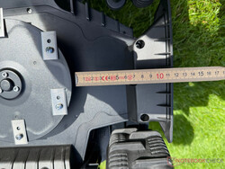 The mower has a good 11 cm clearance to the edge of the robotic lawnmower