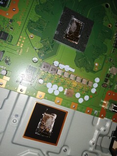 Disassembled PS5s can damage the barrier and lead to liquid metal spillage on the console's APU. (Image Source: @68logic on Twitter)