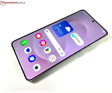 Close-up of the Samsung Galaxy S25 Edge showing its flat display, thin bezels, and home screen with weather and app icons visible. (Image source: Notebookcheck)