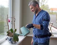 Bioservo opens sales of Carbonhand assistive glove to those in the US with difficulties grabbing objects. (Image source: Bioservo)