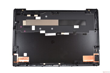 Lenovo Z13: Bottom cover is made of plastic in Wi-Fi version