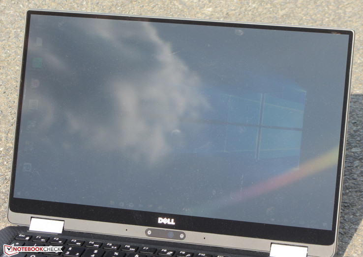 The XPS 13 outdoors (direct sun)
