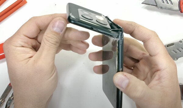 OnePlus might have "bent" the truth with durability claims. (Image source: JerryRigEverything)