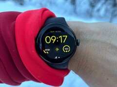 New features for the Google Pixel Watch 2 and other smartwatches with Wear OS 4 are pending. (Image: Benedikt Winkel)