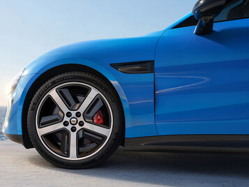 Xiaomi SU7 (2026) in the new Capri Blue color: The electric sports sedan is getting more than just a minor facelift. (Image source: Xiaomi)