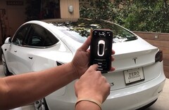 Tesla releases watered-down Actually Smart Summon in Europe and the Middle East (Image source: Hector Perez on YouTube)