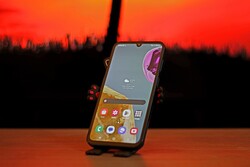 The Samsung Galaxy M15 5G is a pretty decent phone for under $300 (Image source: Florian Schmitt)