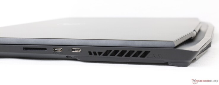Right: SD card reader, 1x USB-C 3.2 w/ DisplayPort, 1x USB-C 3.2 w/ Thunderbolt 4 + Power Delivery + DisplayPort