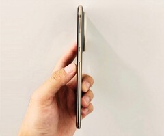 The Huawei Mate 70 Air is about one millimeter thicker than the Apple iPhone Air. (Image source: @Rodent950)