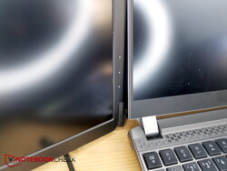 The Monduo dangles freely at the bottom on smaller laptops because the clamping nub is too short