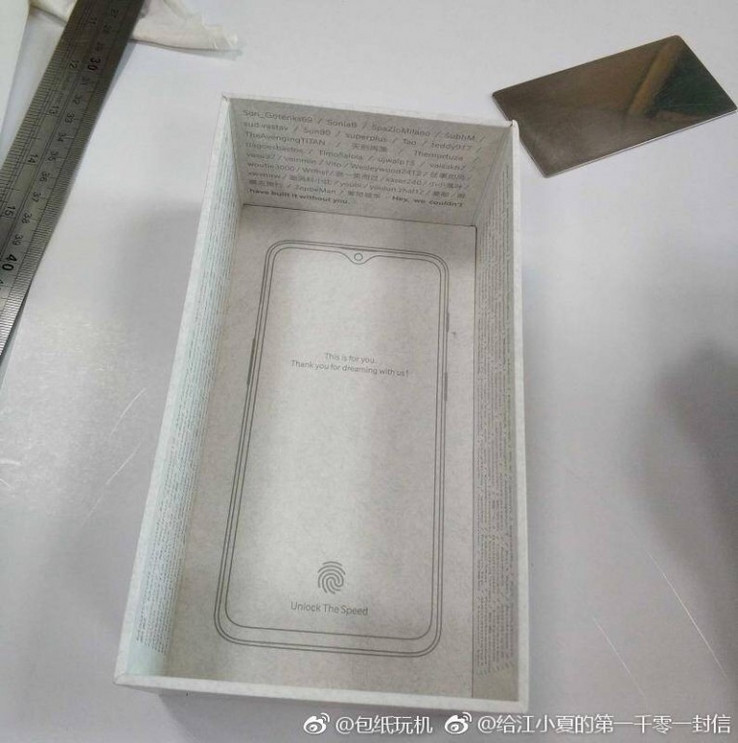 The interior of the retail-style box shows a phone that looks quite like a new Oppo flagship. (Source: GSMArena)
