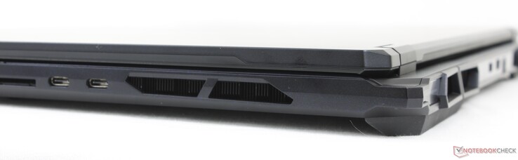 Right: SD reader, 2x USB-C Thunderbolt 4 w/ DisplayPort + Power Delivery