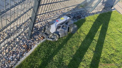 Airseeker's Tron has left the mapped area by a good 10 cm and got stuck.