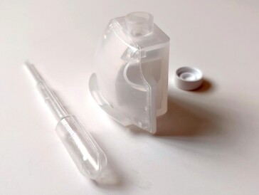 The fragrance vial contains a hard white insert that absorbs the oils. (Image source: Notebookcheck)