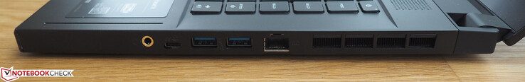 Right side: 3.5 mm audio port, USB-C 3.1 Gen2, 2x USB-A 3.1 Gen2, RJ45-LAN