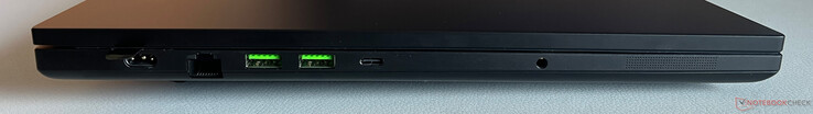 Left: Charger, 2.5 GB/s Ethernet, 2x USB-A 3.2 Gen.2 (10 Gbit/s), USB-C 4.0 with Thunderbolt 4 (40 GBit/s, DisplayPort 2.1 via iGPU, Power Delivery 3.0), 3.5 mm audio jack