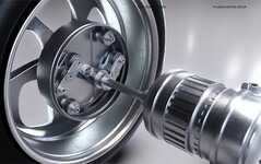 The Uni Wheel's drive shaft connects to a drive gear that drives pinioin gears, which are in turn connected to an outer ring gear to drive the wheel. (Image source: Hyundai Motor Group)