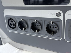 The Solix F3000 provides four AC outputs (EU)