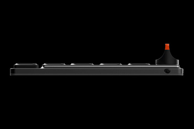 EMO's Altar II measures 4.75mm thick and uses genuine mechanical switches, with the tension spring mounted on its side to fit the slim case.