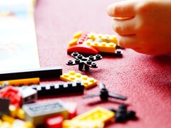 Image showing LEGO bricks on a red carpet. (Image source: Efraimstochter - Pixabays)