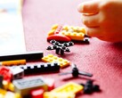 Image showing LEGO bricks on a red carpet. (Image source: Efraimstochter - Pixabays)